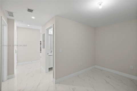Apartamento en alquiler en Miami, Florida, 2 dormitorios, 141.49 m2 № 2076991 - foto 20