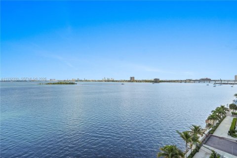 Apartamento en alquiler en Miami, Florida, 2 dormitorios, 141.49 m2 № 2076991 - foto 3