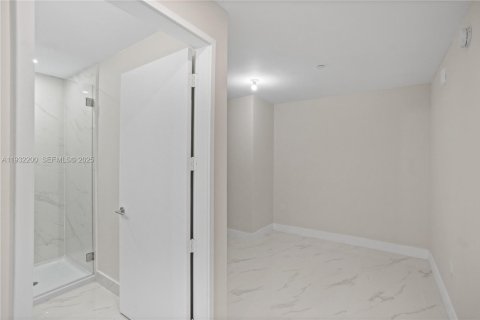 Apartamento en alquiler en Miami, Florida, 2 dormitorios, 141.49 m2 № 2076991 - foto 18