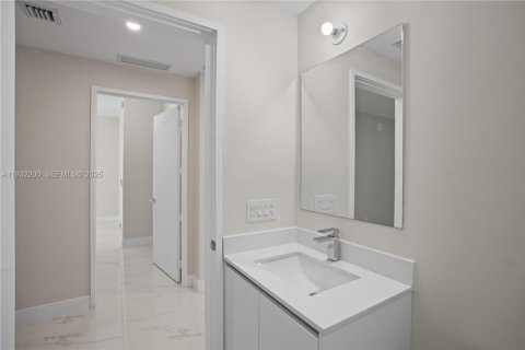 Apartamento en alquiler en Miami, Florida, 2 dormitorios, 141.49 m2 № 2076991 - foto 17