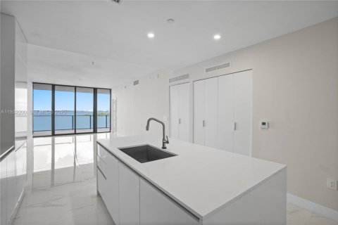 Apartamento en alquiler en Miami, Florida, 2 dormitorios, 141.49 m2 № 2076991 - foto 21
