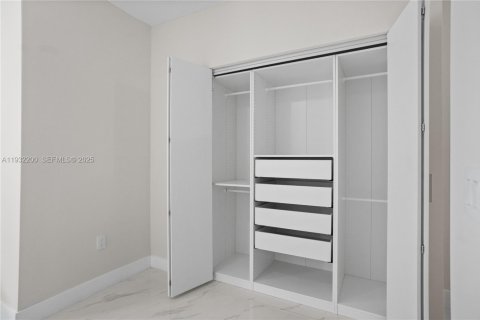 Apartamento en alquiler en Miami, Florida, 2 dormitorios, 141.49 m2 № 2076991 - foto 15