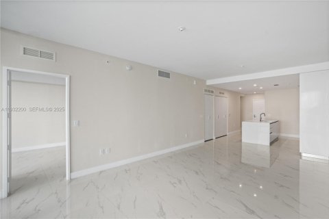 Apartamento en alquiler en Miami, Florida, 2 dormitorios, 141.49 m2 № 2076991 - foto 24