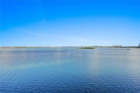 Apartamento en alquiler en Miami, Florida, 2 dormitorios, 141.49 m2 № 2076991 - foto 4
