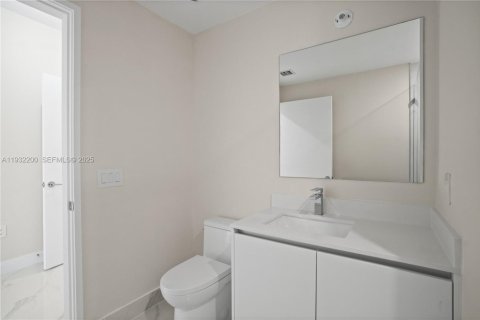 Apartamento en alquiler en Miami, Florida, 2 dormitorios, 141.49 m2 № 2076991 - foto 14