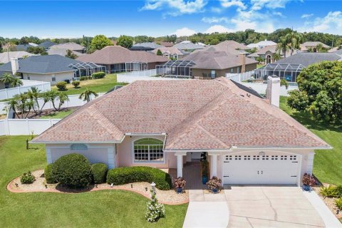 House in Winter Haven, Florida 4 bedrooms, 201.78 sq.m. № 1759928 - photo 1