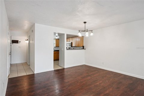 Condo in Winter Park, Florida, 2 bedrooms № 2112702 - photo 8