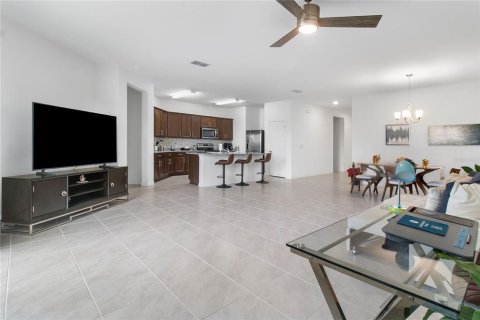 House in Davenport, Florida 4 bedrooms, 184.23 sq.m. № 1915833 - photo 6
