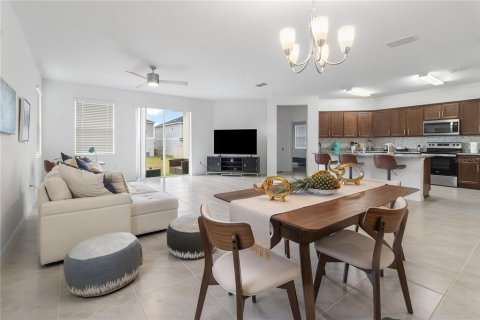 House in Davenport, Florida 4 bedrooms, 184.23 sq.m. № 1915833 - photo 4