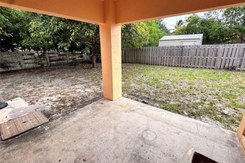 Villa ou maison à louer à Miami Gardens, Floride: 4 chambres, 158.58 m2 № 1224861 - photo 1