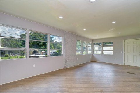 House in Zephyrhills, Florida 2 bedrooms, 62.62 sq.m. № 2258801 - photo 8