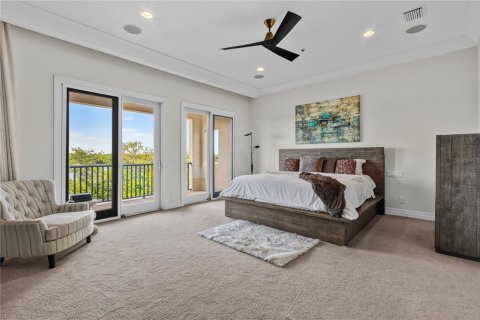 Townhouse in Saint Petersburg, Florida 4 bedrooms, 335.1 sq.m. № 2235547 - photo 24