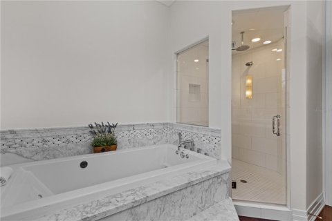 Townhouse in Saint Petersburg, Florida 4 bedrooms, 335.1 sq.m. № 2235547 - photo 28