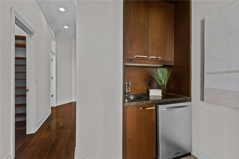 Townhouse in Saint Petersburg, Florida 4 bedrooms, 335.1 sq.m. № 2235547 - photo 22