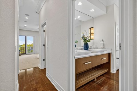 Townhouse in Saint Petersburg, Florida 4 bedrooms, 335.1 sq.m. № 2235547 - photo 26