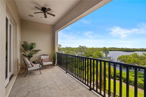 Townhouse in Saint Petersburg, Florida 4 bedrooms, 335.1 sq.m. № 2235547 - photo 25