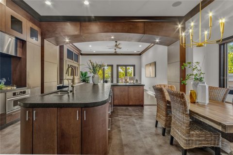 Townhouse in Saint Petersburg, Florida 4 bedrooms, 335.1 sq.m. № 2235547 - photo 13