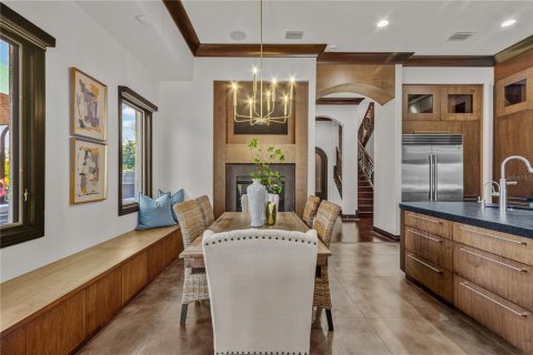 Townhouse in Saint Petersburg, Florida 4 bedrooms, 335.1 sq.m. № 2235547 - photo 17