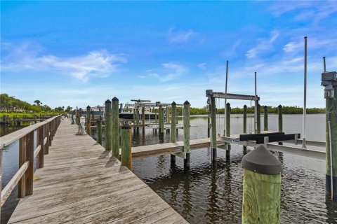 Townhouse in Saint Petersburg, Florida 4 bedrooms, 335.1 sq.m. № 2235547 - photo 6