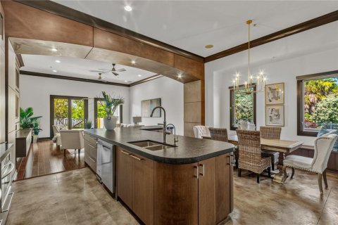 Townhouse in Saint Petersburg, Florida 4 bedrooms, 335.1 sq.m. № 2235547 - photo 12