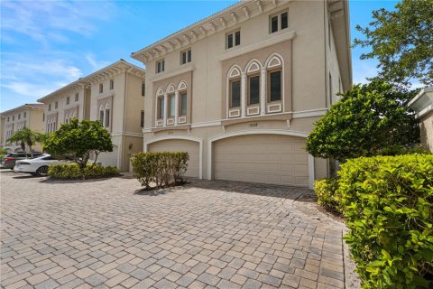 Townhouse in Saint Petersburg, Florida 4 bedrooms, 335.1 sq.m. № 2235547 - photo 2