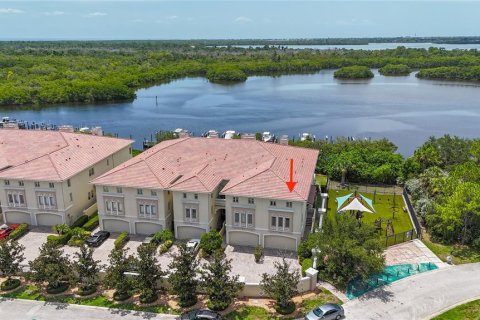 Townhouse in Saint Petersburg, Florida 4 bedrooms, 335.1 sq.m. № 2235547