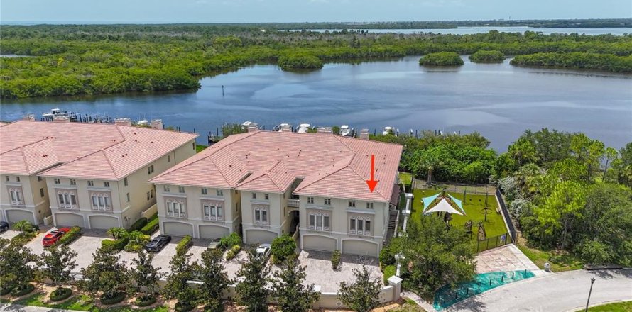 Townhouse in Saint Petersburg, Florida 4 bedrooms, 335.1 sq.m. № 2235547