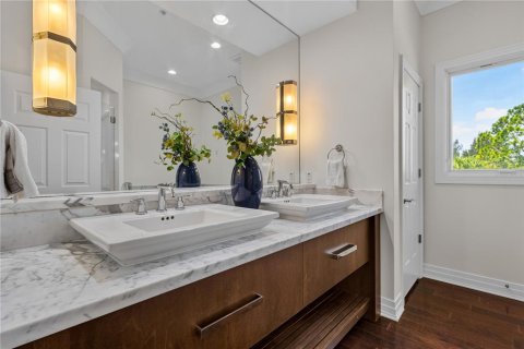 Townhouse in Saint Petersburg, Florida 4 bedrooms, 335.1 sq.m. № 2235547 - photo 27