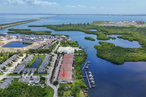 Townhouse in Saint Petersburg, Florida 4 bedrooms, 335.1 sq.m. № 2235547 - photo 4