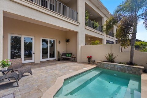 Townhouse in Saint Petersburg, Florida 4 bedrooms, 335.1 sq.m. № 2235547 - photo 3