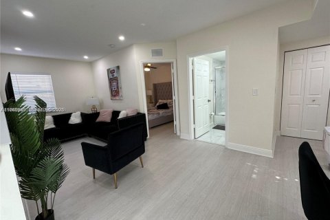 Touwnhouse à louer à Miami, Floride: 3 chambres, 239.69 m2 № 2002542 - photo 18