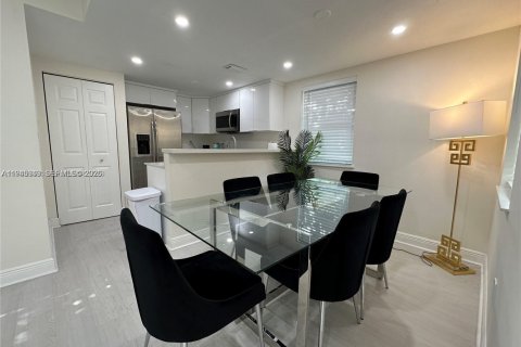 Touwnhouse à louer à Miami, Floride: 3 chambres, 239.69 m2 № 2002542 - photo 14