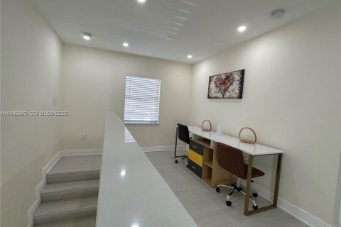 Touwnhouse à louer à Miami, Floride: 3 chambres, 239.69 m2 № 2002542 - photo 5