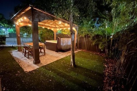 Touwnhouse à louer à Miami, Floride: 3 chambres, 239.69 m2 № 2002542 - photo 2