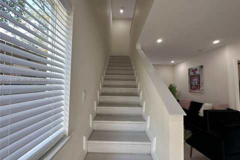 Touwnhouse à louer à Miami, Floride: 3 chambres, 239.69 m2 № 2002542 - photo 9