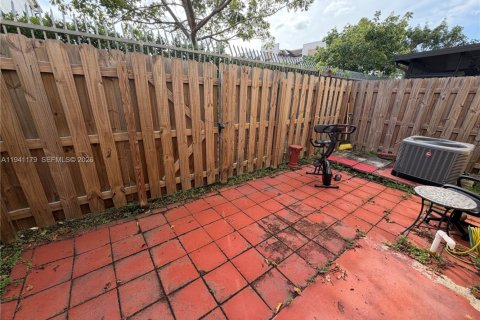 Townhouse in Miami, Florida 3 bedrooms, 108.7 sq.m. № 1998342 - photo 5