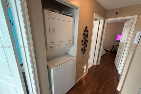 Townhouse in Miami, Florida 3 bedrooms, 108.7 sq.m. № 1998342 - photo 26