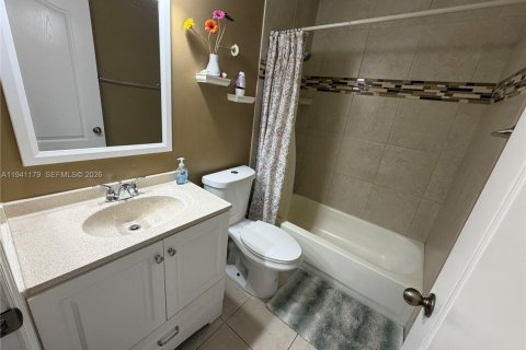 Townhouse in Miami, Florida 3 bedrooms, 108.7 sq.m. № 1998342 - photo 14