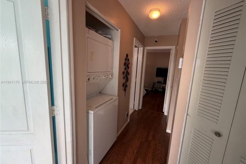 Townhouse in Miami, Florida 3 bedrooms, 108.7 sq.m. № 1998342 - photo 13