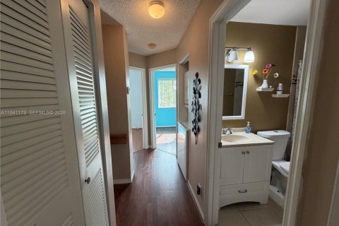 Townhouse in Miami, Florida 3 bedrooms, 108.7 sq.m. № 1998342 - photo 12