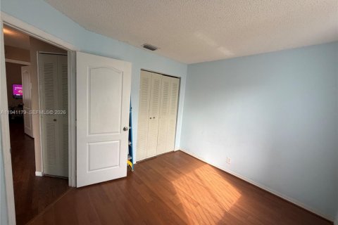 Townhouse in Miami, Florida 3 bedrooms, 108.7 sq.m. № 1998342 - photo 25