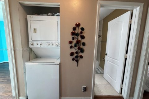 Townhouse in Miami, Florida 3 bedrooms, 108.7 sq.m. № 1998342 - photo 11