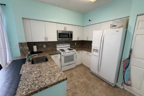 Townhouse in Miami, Florida 3 bedrooms, 108.7 sq.m. № 1998342 - photo 2