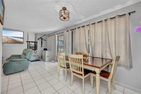 House in Port Charlotte, Florida 3 bedrooms, 109.9 sq.m. № 1740504 - photo 10