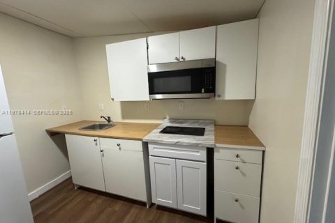 Commercial property in Miami, Florida 1 bedroom, 108.7 sq.m. № 2042085 - photo 6