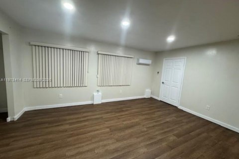 Commercial property in Miami, Florida 1 bedroom, 108.7 sq.m. № 2042085 - photo 3