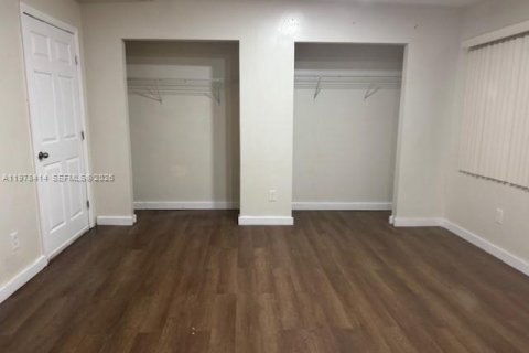 Commercial property in Miami, Florida 1 bedroom, 108.7 sq.m. № 2042085