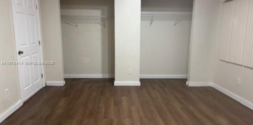 Commercial property in Miami, Florida 1 bedroom, 108.7 sq.m. № 2042085