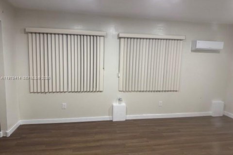 Commercial property in Miami, Florida 1 bedroom, 108.7 sq.m. № 2042085 - photo 2