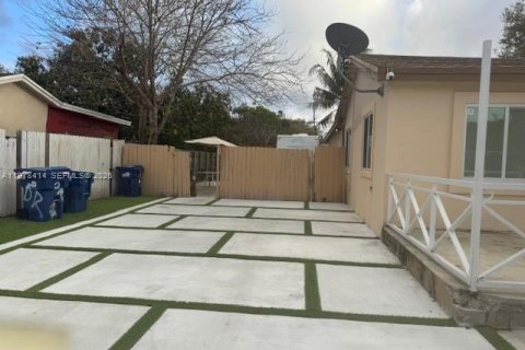 Commercial property in Miami, Florida 1 bedroom, 108.7 sq.m. № 2042085 - photo 9